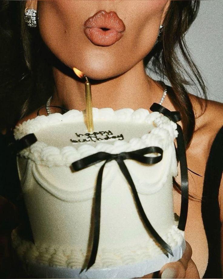 Black bow birthday cake with kiss